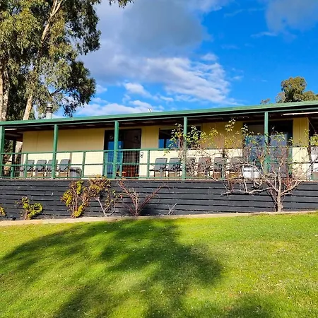 The Village Green Bunkhouse Strath Creek Exterior photo